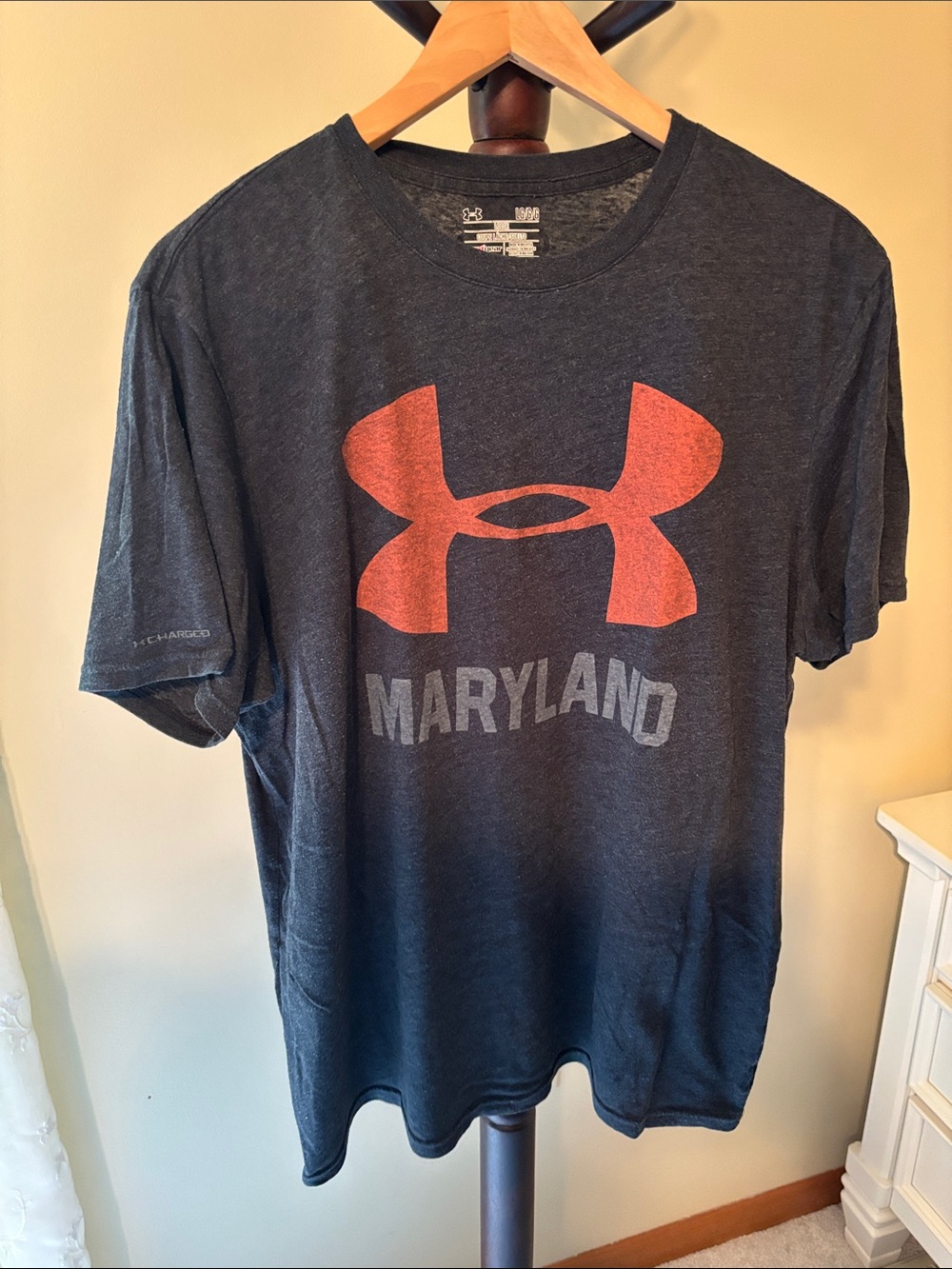 Under Armour Men’s Charcoal Tee with Red Logo and Maryland Text